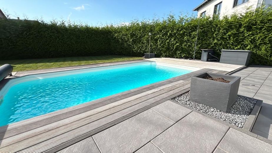 !SAHİBİNDEN SATILIK! Çift garajlı ve ısıtmalı havuzlu, son derece bakımlı 6 odalı şehir villası – Pool