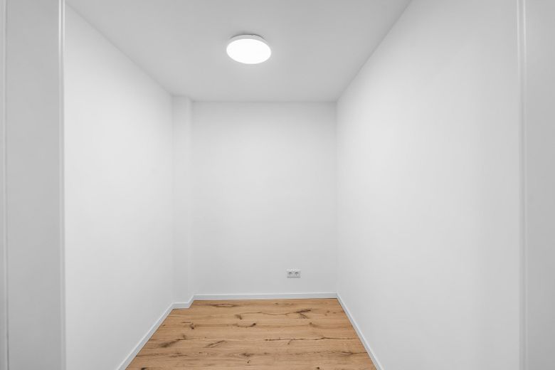 Hochwertig sanierte 3-Zimmer-EG-Wohnung mit Terrasse, Garten und 2 Stellplätzen – Abstellraum