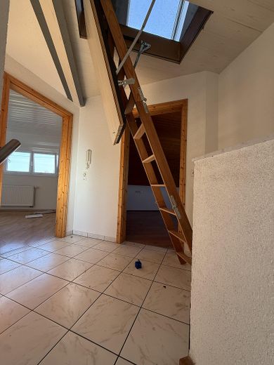 Gelflegte Doppelhaushälfte mit großem 580 m² Grundstück und Carport provisionsfrei bezugsfrei – Flur 1 OG