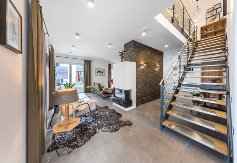 SMARTES EINFAMILIENHAUS MIT VIEL LIEBE ZUM DETAIL – Ansicht Wohnzimmer/Diele