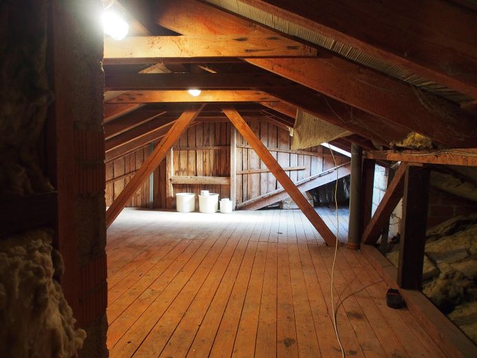 Wohnen im Wald-Panorama: Lichtdurchflutetes Architekten-Juwel in Partenstein – Dachboden unausgebaut