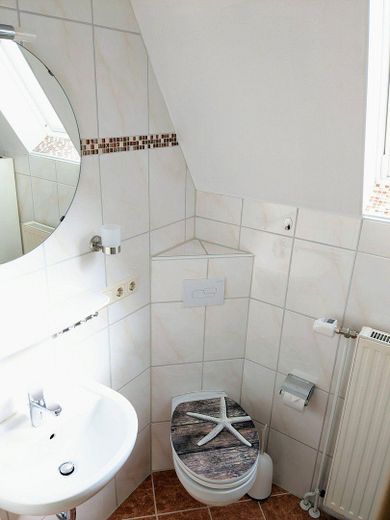Bad mit Waschtisch und WC