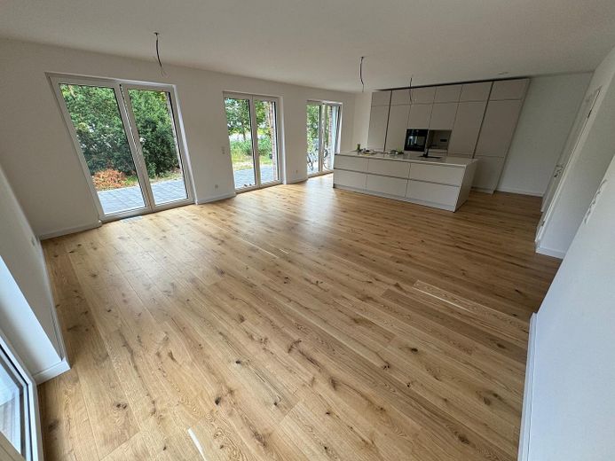 Moderna casa bifamiliare con 5 locali, finiture di pregio e giardino a Bönningstedt – Wohn und Essbereich