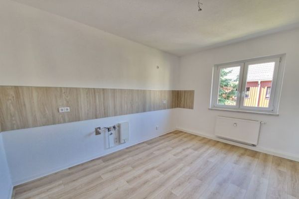 ALTBAUWOHNUNG mit großer Küche - Küche und Bad mit Fenster