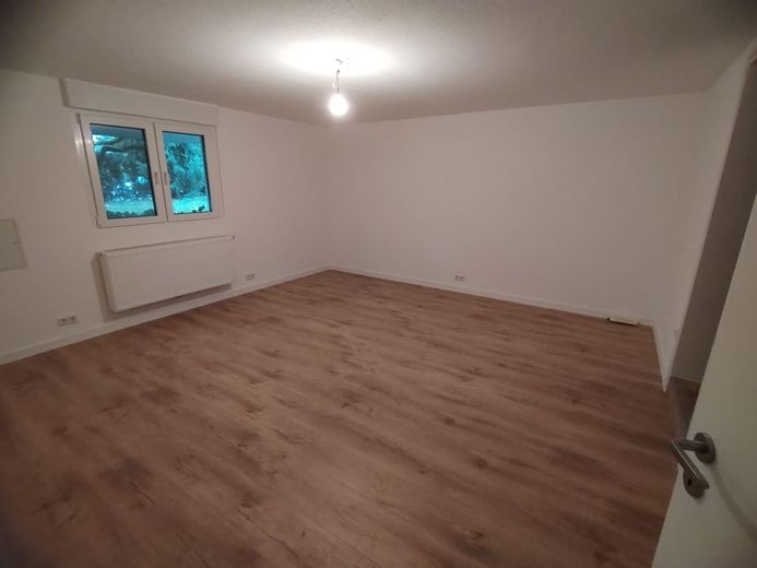 Recent gerenoveerde 2-kamer souterrainwoning direct naast de S-Bahn. Ideaal voor forenzen – Schlafzimmer
