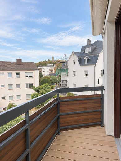 3 habitaciones, balcón y vistas al castillo: vivienda de alta calidad completamente renovada en Königstein – Balkon