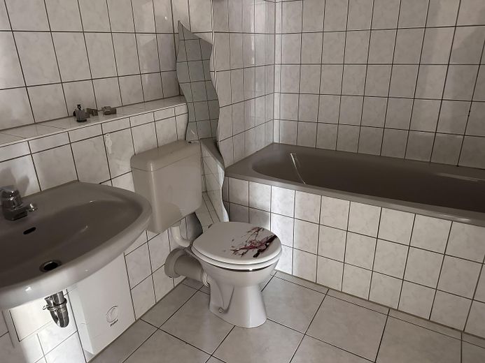 Appartamento di 2 locali in posizione tranquilla a Lev. Rheindorf – Badezimmer mit Badewanne