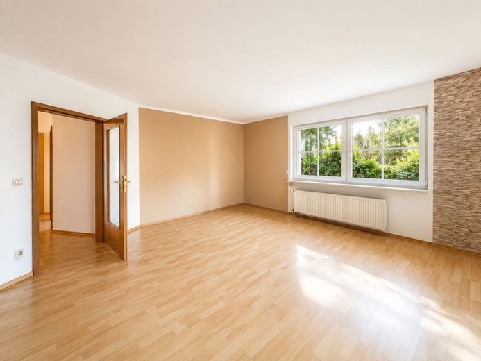 FÜR KAPITALANLEGER - GEPFLEGTES INVESTMENT IM SPECKGÜRTEL – Blick ins Wohnzimmer