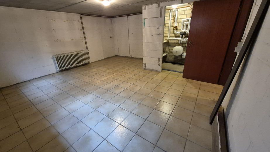 Casa a schiera di testa ben tenuta con giardino recintato e posto auto coperto – Keller 3