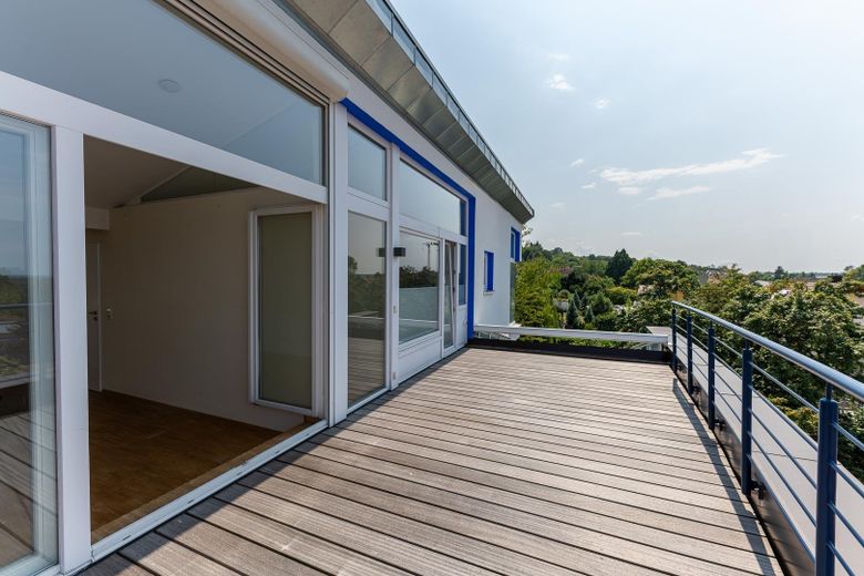 Vivir con vistas panorámicas – Casa bifamiliar bien cuidada con jardín meridional de estilo parque y vistas panorámicas – DG Balkon