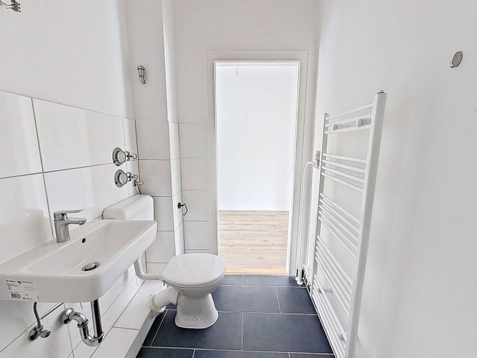 Geräumiges Single-Apartment mit BALKON – Ansicht II: Bad