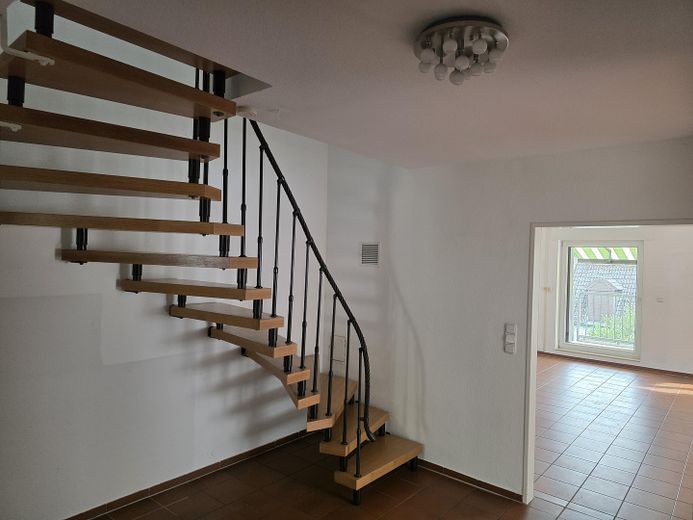 Rara opportunità nel Kreuzviertel: appartamento su due livelli, ca. 145 m², 4 locali, balcone – senza provvigione – 2. OG_Diele (4)