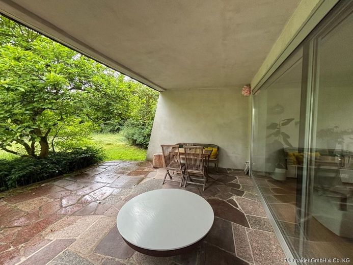 Rarität im Fichtelgebirge: Kernsanierter Bauhaus-Bungalow mit 163m² auf 7.500 m² Parkgrundstück – 09_Ueberdachte-Naturstein-Terrasse