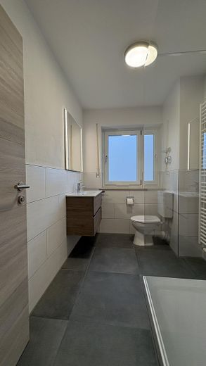 Bad mit Schrank u. LED-Spiegel