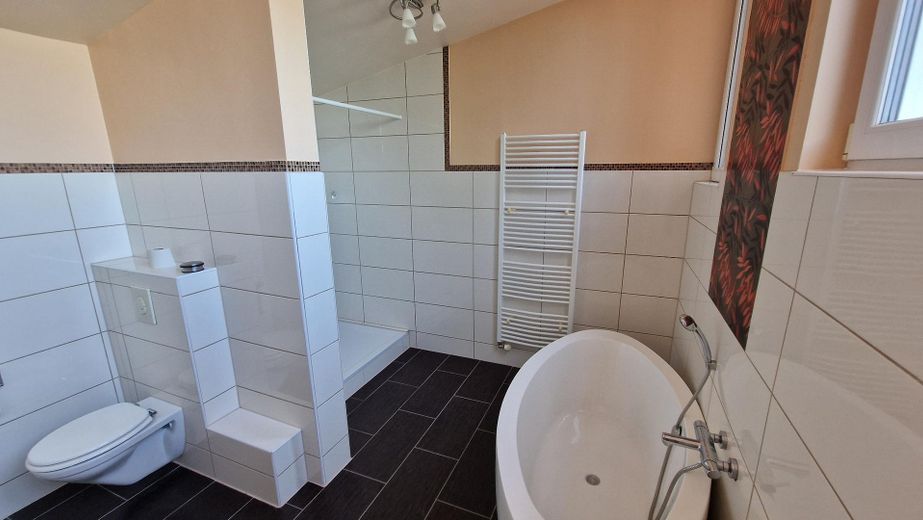 Villa en ubicación privilegiada de Wo-Herrnsheim con gran jardín A + – Freistehendes Wannenbad
