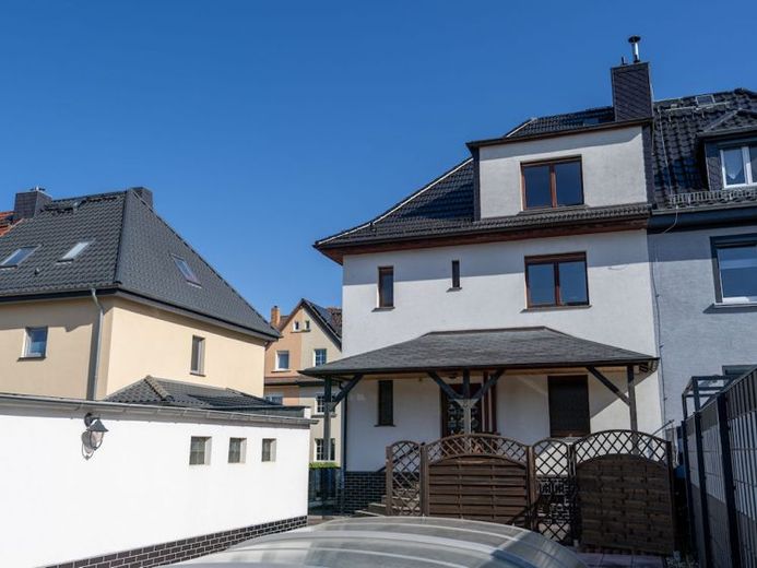 Charmantes Raumwunder mit Urlaubsflair: Doppelhaushälfte mit Pool, Doppelgarage und Gartenhaus ! – Foto 1
