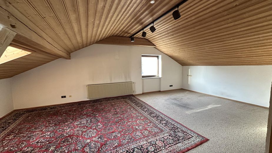 Großzügiges Einfamilienhaus mit traumhaftem Garten zu verkaufen – Dachstudio