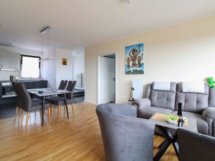 Modernisierte 2-Zimmer-Wohnung mit Einbauküche, Stellplatz und Keller – फोटो 1