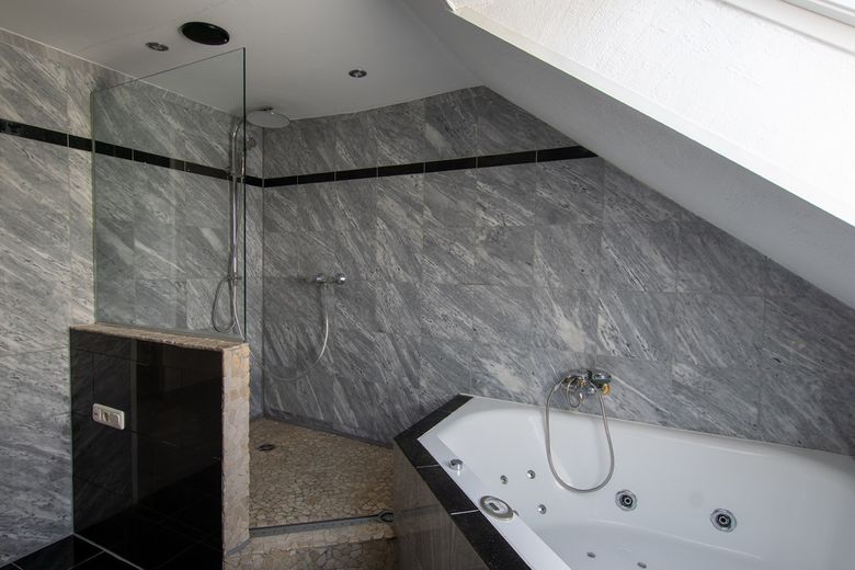 Exklusive Dachgeschosswohnung mit Dachterrasse, Empore und Altbaucharme – Foto 2