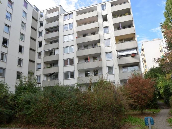 Appartamento di 4 locali appena ristrutturato con balcone e garage sotterraneo – Foto 1