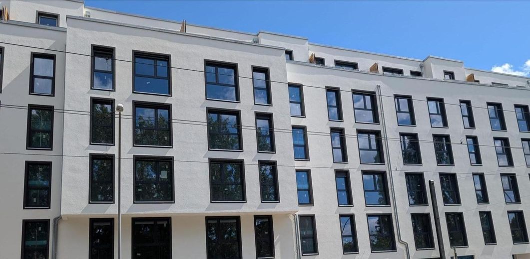 Erstbezug - Moderne geräumige Studio-Wohnung – Hausfront