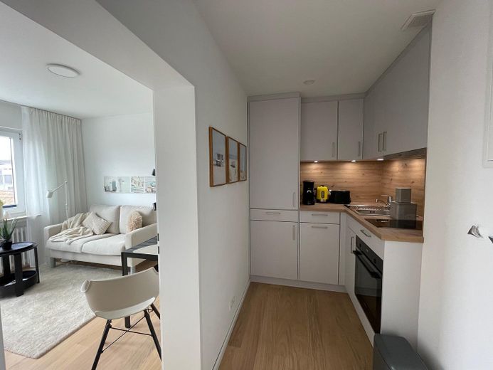 Above the rooftops of Norderney: Stylish 2-room apartment with sunny balcony – Küche und Wohnbereich