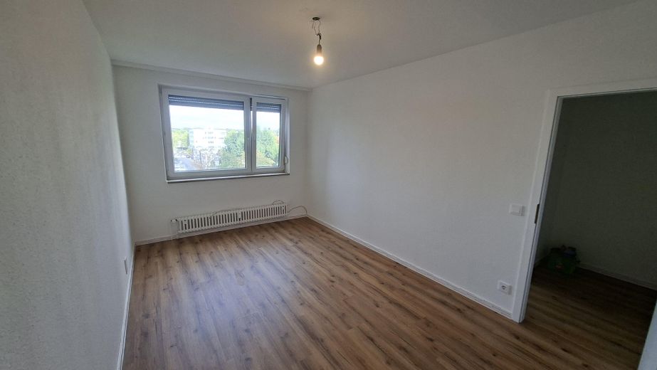 Teilsanierte 2-Zimmer Wohnung in guter Lage – Schlafzimmer