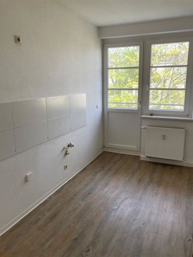 Günstige 2-Zimmer mit Laminat, Balkon und Wanne in ruhiger Lage! Vormieterin verkauft EBK – PHOTO-2023-05-04-17-29-26_3
