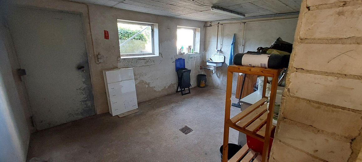 Ideal für Pferdehaltung - Einfamilienhaus, Baugrundstück, Stall und Hausweide / Resthof – Waschküche