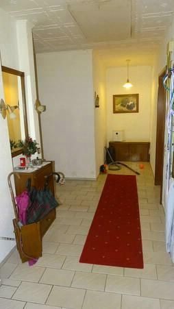 Großes Einfamilienhaus in ruhiger, gepflegter Wohnlage, mit schönem Garten und großem Balkon – Hausflur