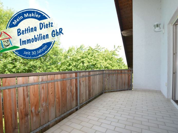 DIETZ: Trendige 4 Zimmer-Dachgeschosswohnung im 2- Familienhaus mit Blick ins Grüne! – Foto 1