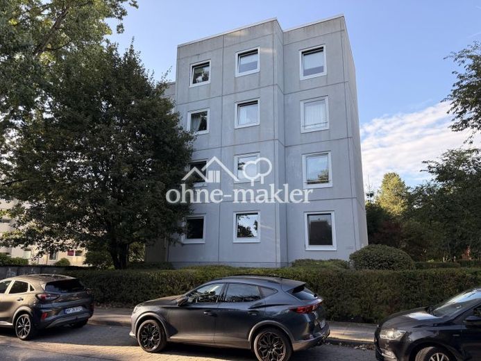 Plenty of room for your own ideas: 4 rooms with west-facing loggia – commission-free in Hummelsbüttel – Photo 1
