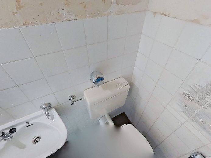 KENDİNİZ YENİLEYİN VE TASARRUF EDİN: BALKONLU ve bol ışık alan büyük 4 odalı daire – Gäste-WC