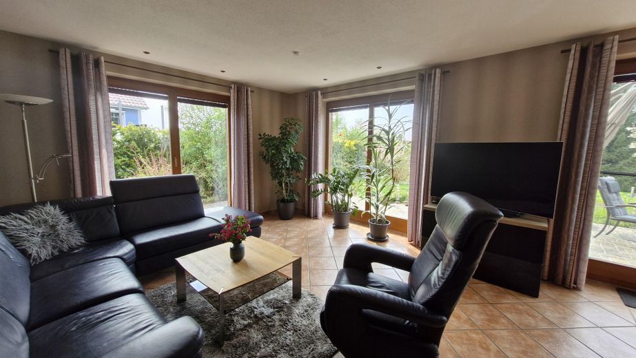 Wohnzimmer mit Blick ins Grüne