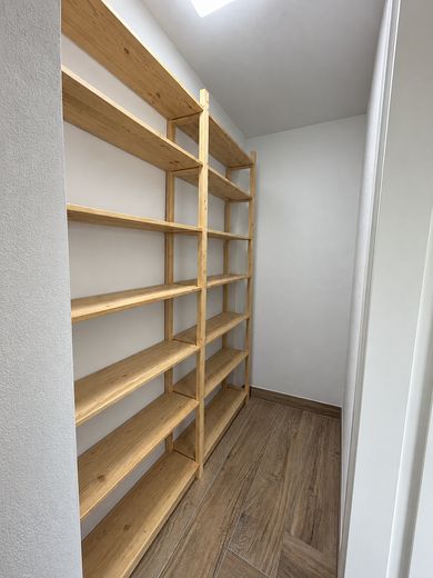 Hochwertige Neubauwohnung mit großzügiger Galerie in ZFH (möbliert) – Speisekammer