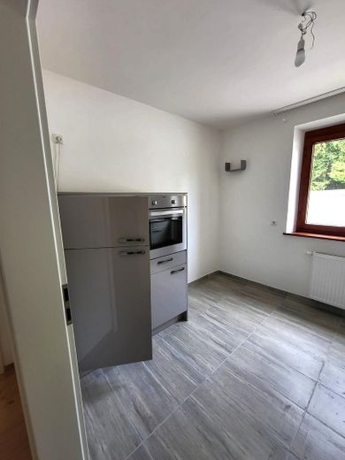 Renovierte 2-Zimmer-Wohnung in Augsburg-Lechhausen – Kühlschrank mit Essecke