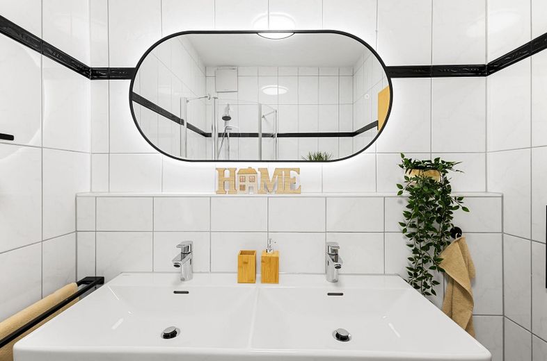 Emménagez et sentez-vous chez vous - Appartement moderne de 2 pièces, libre immédiatement – Modernisiertes Badezimmer