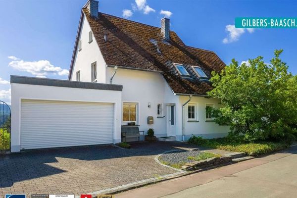 Gusterath: Freistehendes Einfamilienhaus mit Einliegerwohnung, zwei Garagen und Blick ins Grüne