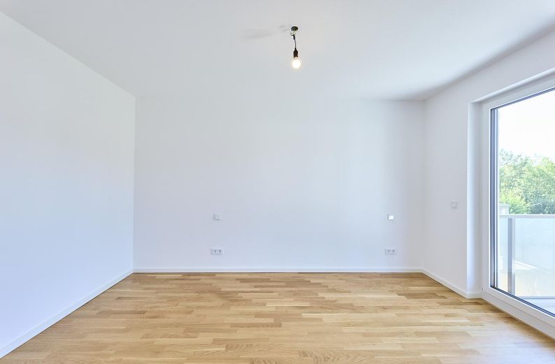 Neubau: Helle und ruhige Zwei-Zimmer-Wohnung mit luxuriöser Innenausstattung mit Balkon und EBK – Schlafen 1