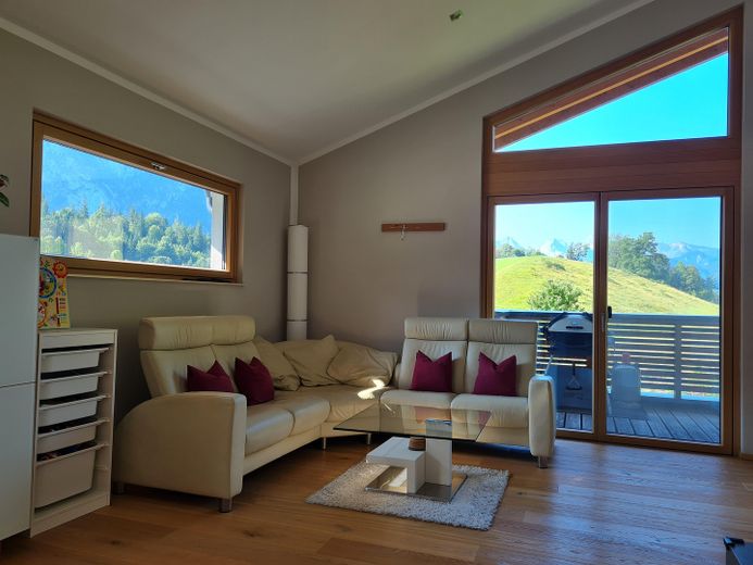 Detached house designed for two generations with mountain views in a sunny location – PRIVATE SALE – Wohnbereich OG