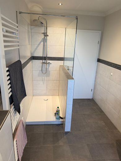Charmanter Bungalow mit Doppelgarage in Rahmstorf – Duschbad