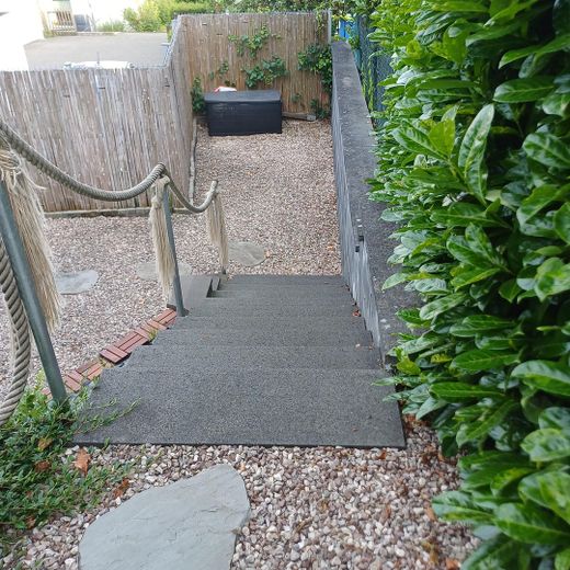 Gepflegtes Reihenendhaus mit schönem Garten, überdachter Terrasse, Kamin und Carport – Weg in den unteren Garten (2)