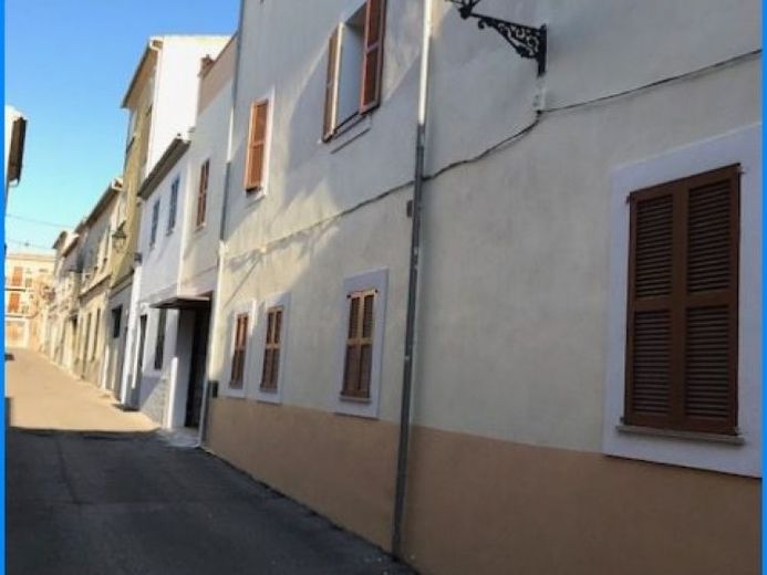 ***Stadthaus mit drei Wohnungen in Muro auf Mallorca zu verkaufen*** – Foto 1