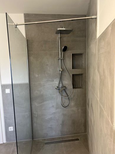 Neubaustandard! Helle 3,5 Zi.-DG-Whg. mit Balkon, Klimaanlage und Burgblick. – Badezimmer