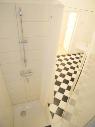 Provisionsfrei - gepflegte, helle Altbauwohnung in Nord-Neukölln – Dusche