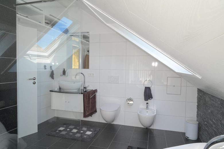 Aussicht, Natur und Design: exquisite 3-Zimmer Dachgeschosswohnung in Freiburg St. Georgen – Bad