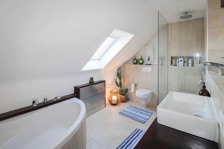 Luminoso apartamento de 2 habitaciones en la última planta con cocina equipada – Braunschweig – Bad mit Badewanne