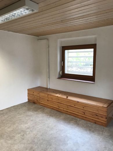 Freistehendes Einfamilienhaus mit Photovoltaikanlage auf sonnigem Grundstück in Berlin-Wittenau – beheizter Raum im Souterrain