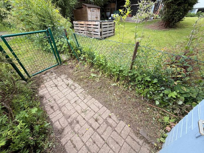 Reihenhaus mit Garten & Dachausbau-Potenzial – 4 Zimmer, provisionsfrei | Goslar - Georgenberg – Weg neben Scheune