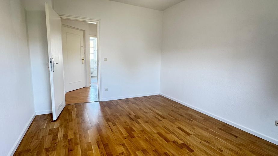 2-Zimmer-Wohnung mit Balkon am Mangfallplatz – Schlafzimmer
